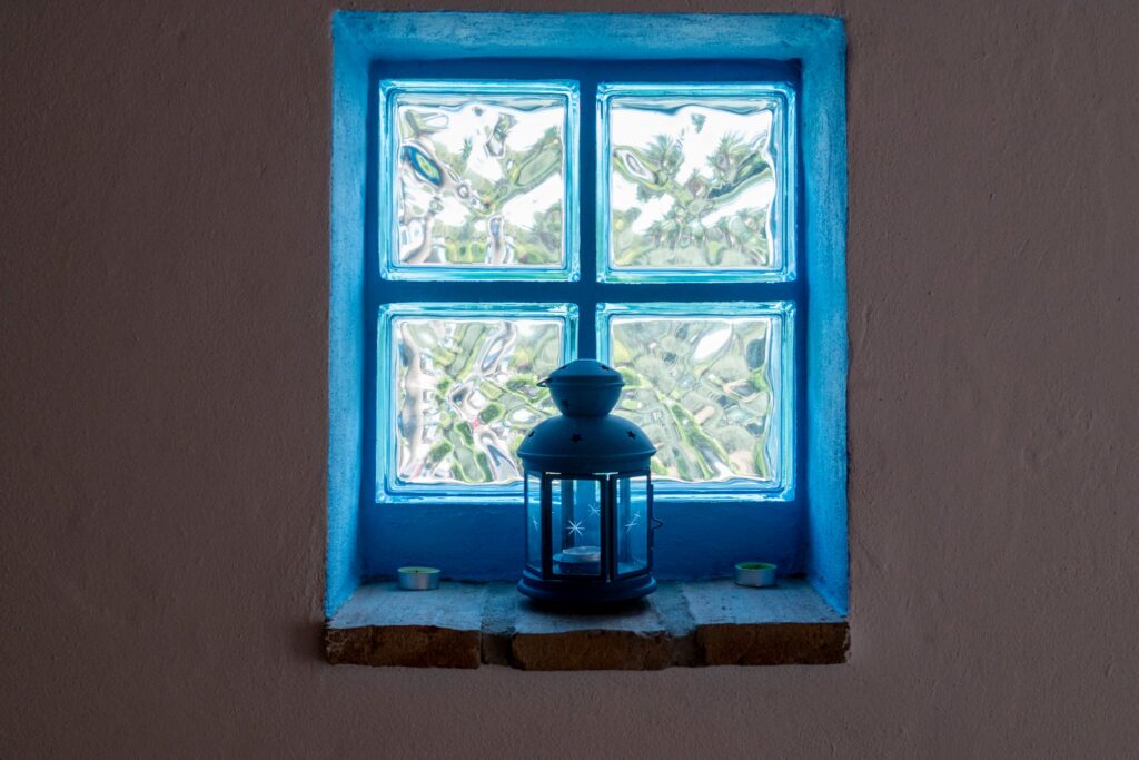 ventana azul en casa rural Maximon