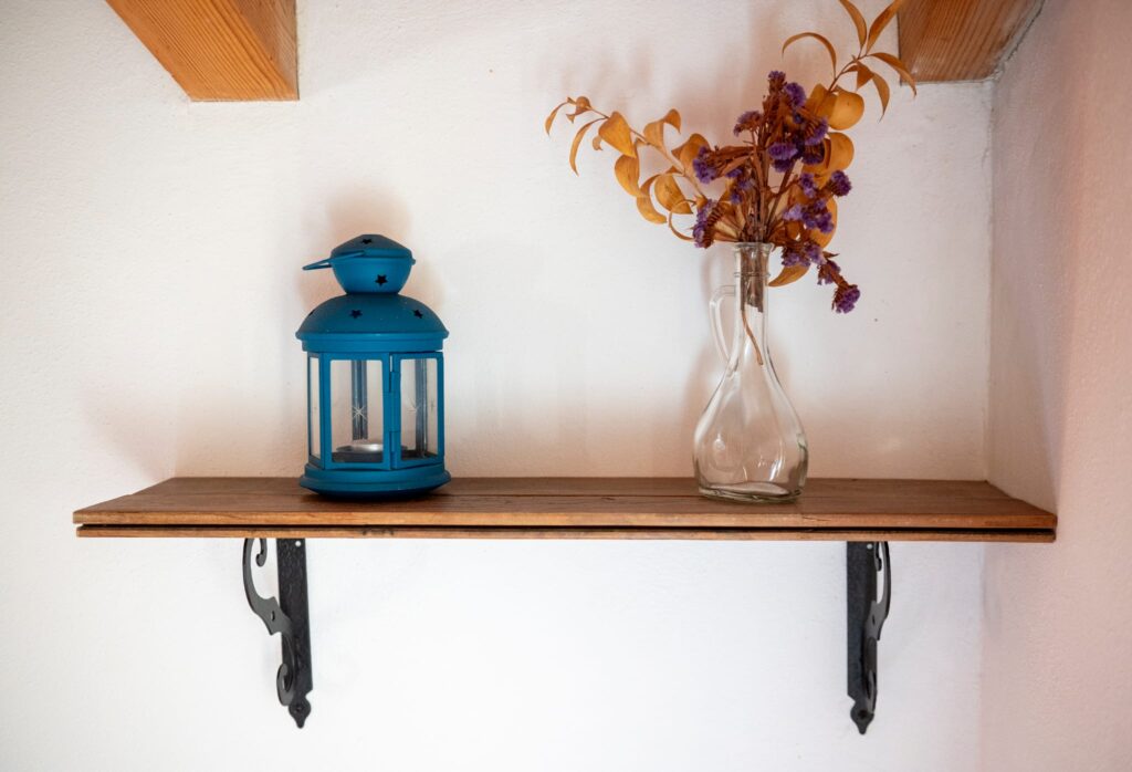 Apartamento azul Cielo y Mar, Decoración rústica con estante de madera y flores.