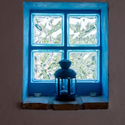 ventana azul en casa rural Maximon